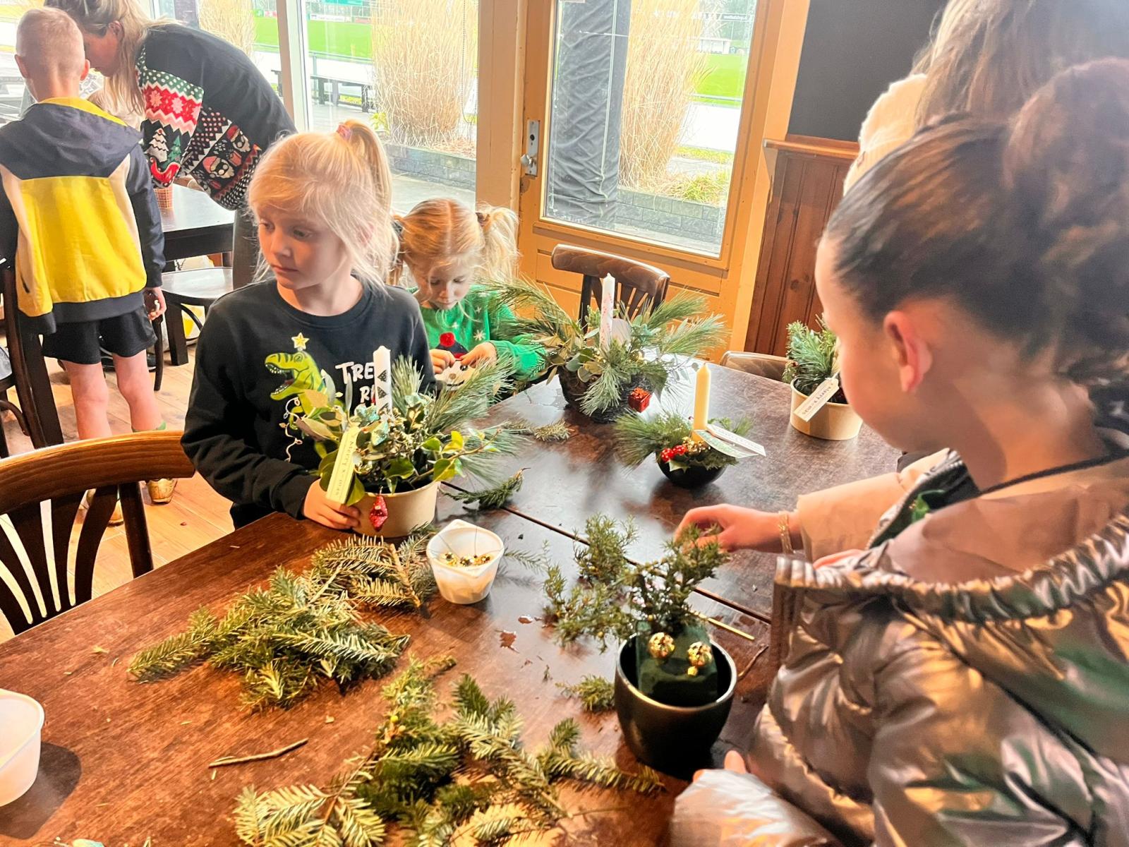 Jeugd in actie met maken kerststukjes