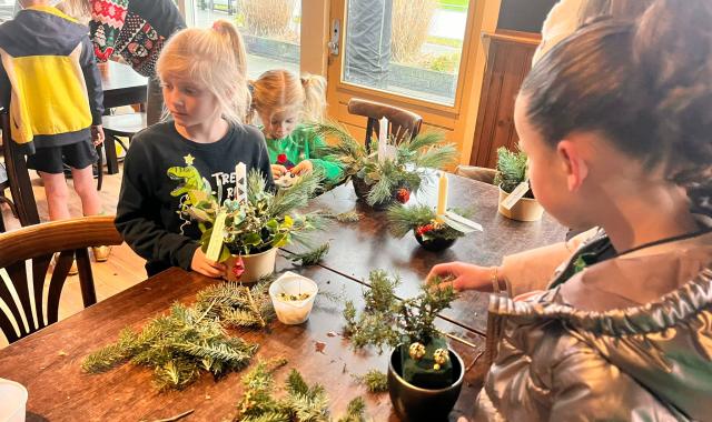 Jeugd in actie met maken kerststukjes