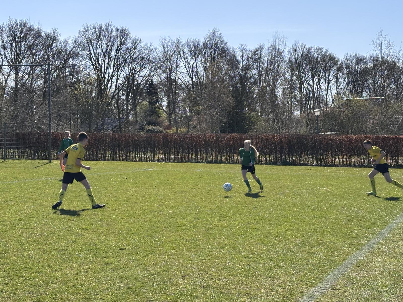 JO14-1 strijdend ten onder in uitpartij tegen VEV’67 JO14-2