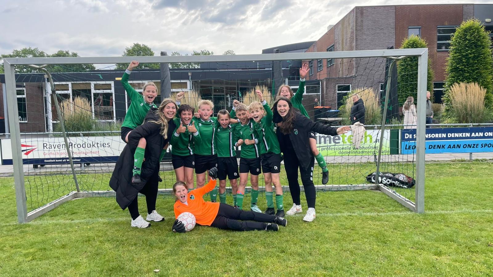 JO11 wint overtuigend!