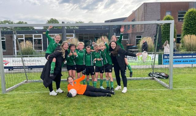 JO11 wint overtuigend!