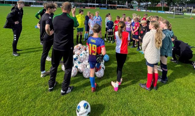 Geslaagde voetbalclinic op zonnig sportpark 't Ald Leger