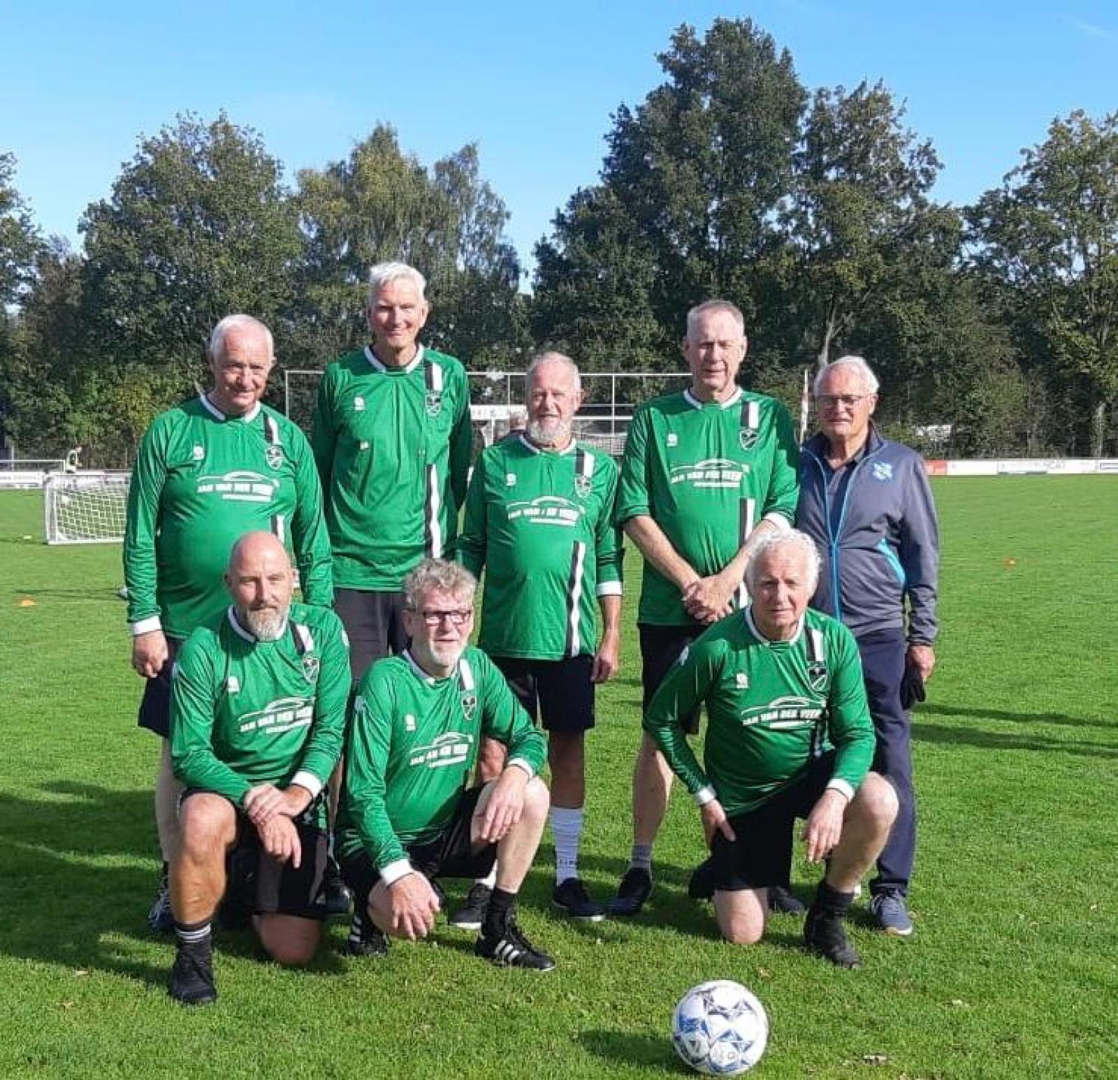 Interim coach Foppe de Haan laat Walking Footballers floreren