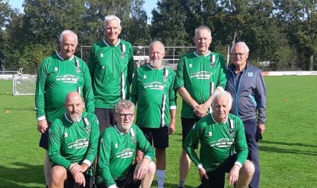 Interim coach Foppe de Haan laat Walking Footballers floreren