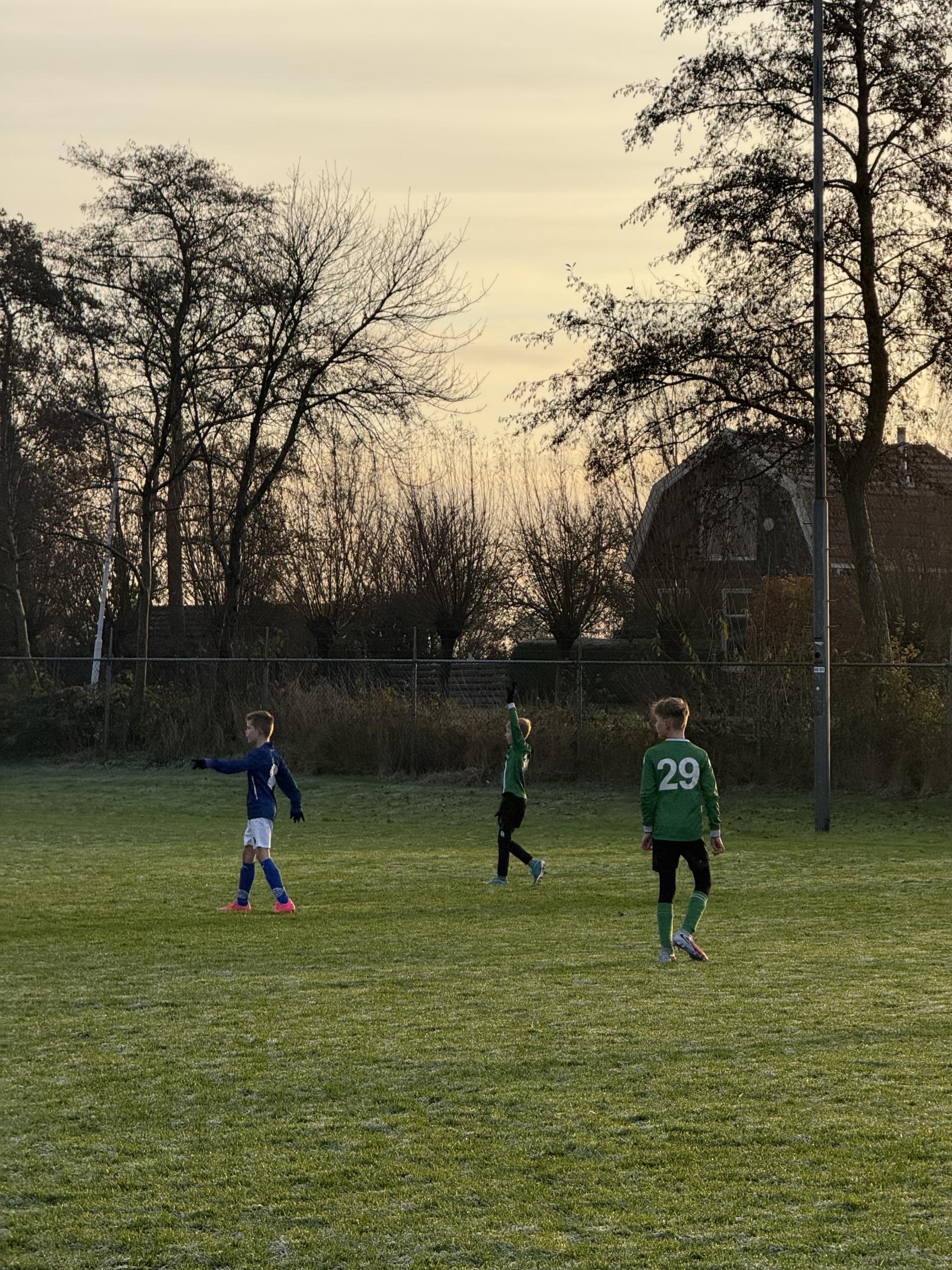 JO11 nipt onderuit in Nij Beets