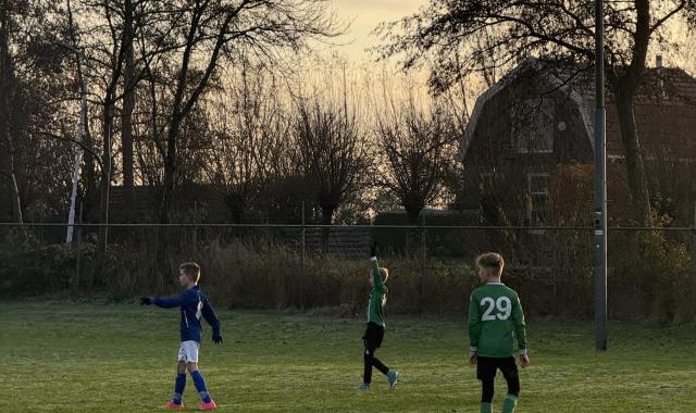 JO11 nipt onderuit in Nij Beets