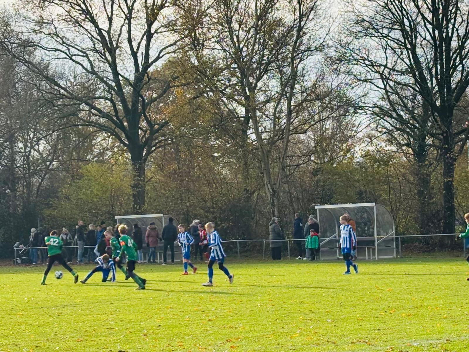 JO12 laat bij vlagen goed voetbal zien in Veenwouden