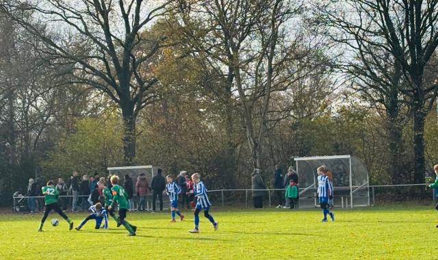 JO12 laat bij vlagen goed voetbal zien in Veenwouden