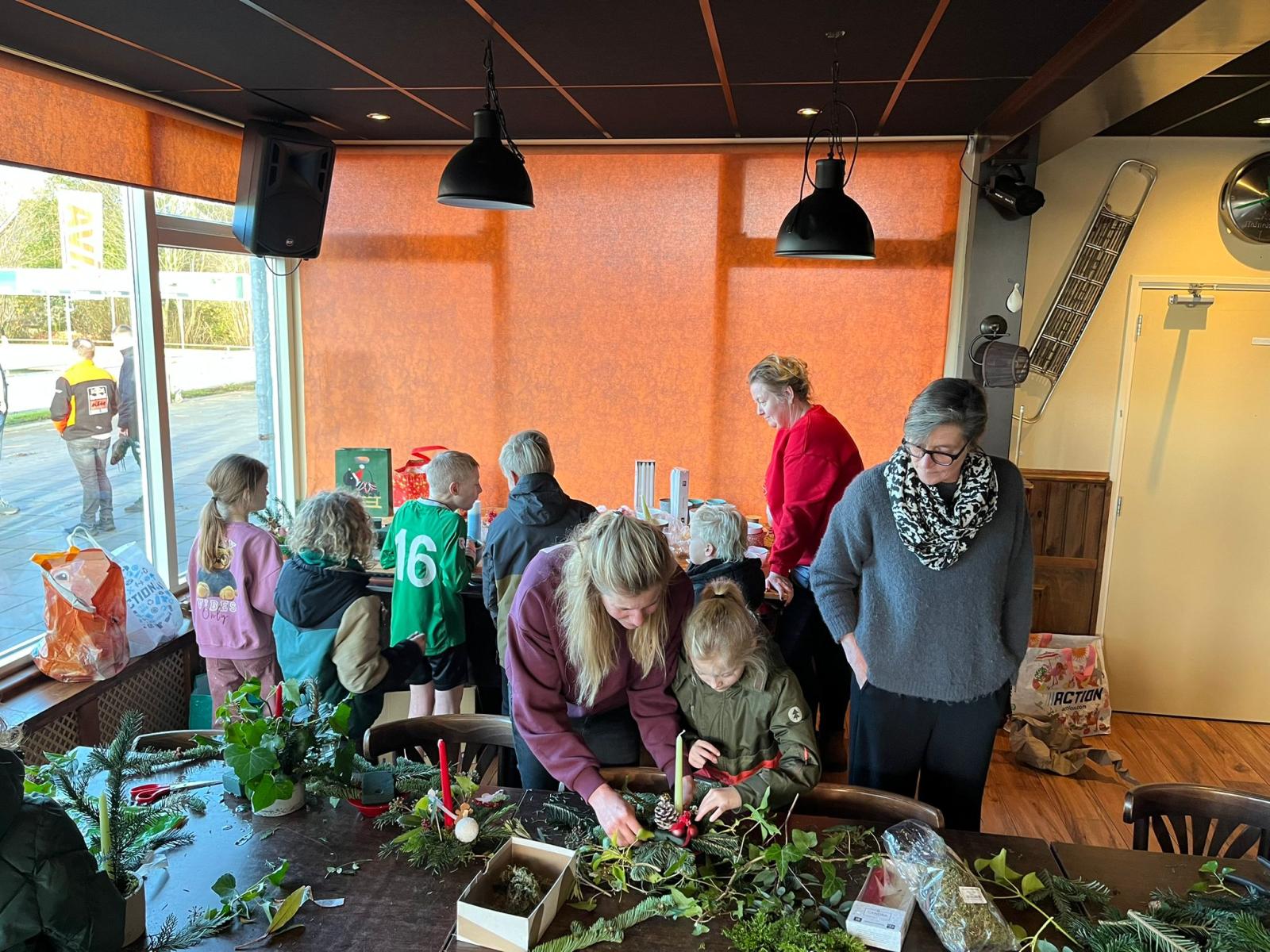 Jeugd maakt kerststukjes