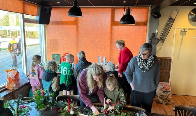 Jeugd maakt kerststukjes