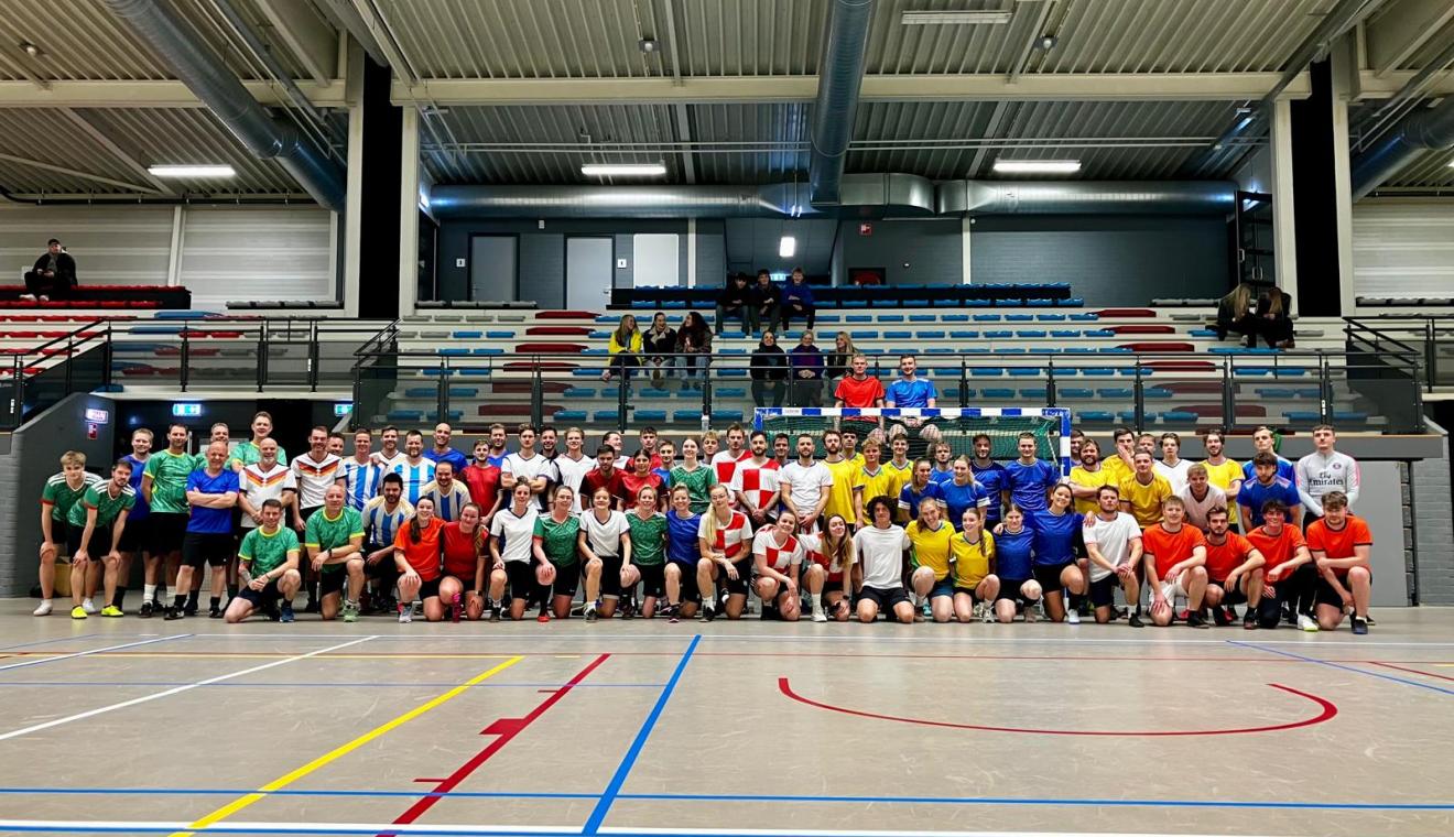 Onderling zaalvoetbaltoernooi groot succes
