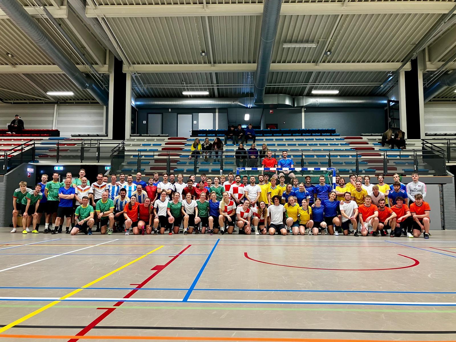 Onderling zaalvoetbaltoernooi groot succes