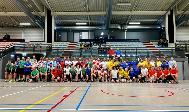 Onderling zaalvoetbaltoernooi groot succes