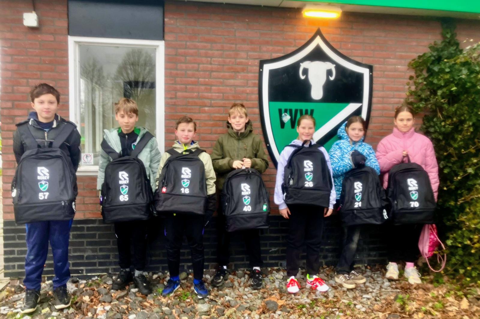 Nieuwe voetbaltassen voor de jeugd