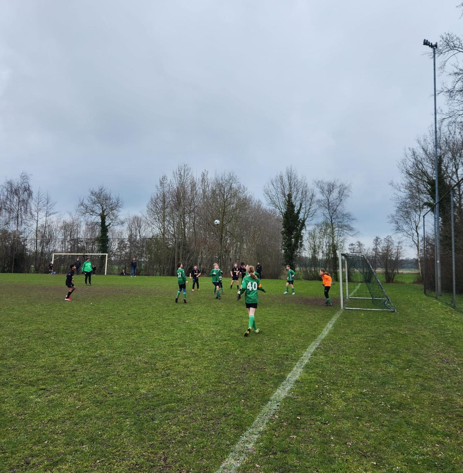 Los doelnet houdt JO12 van overwinning in Oosterwolde