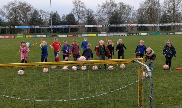 Groeiende groep kabouters traint aan hun voetbalskills