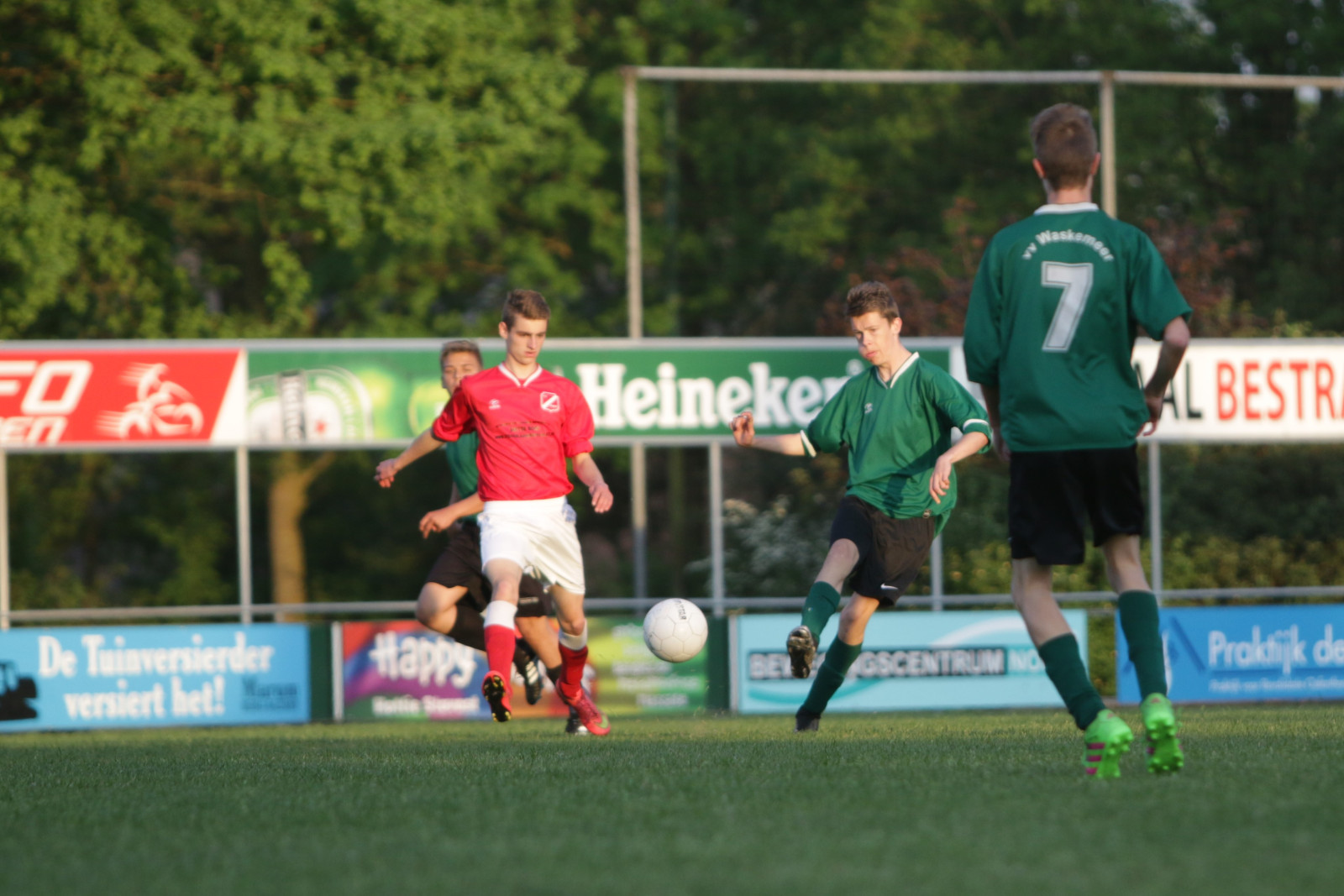 Waskemeer B1 nipt onderuit tegen RWF B1
