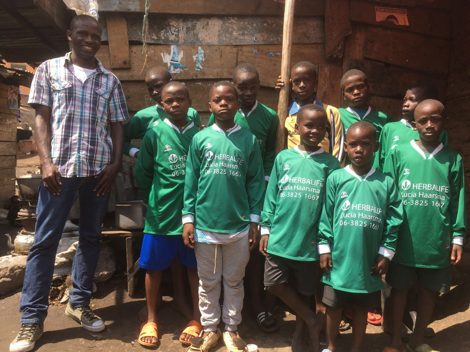 v.v. Waskemeer helpt straatkinderen Uganda aan shirts